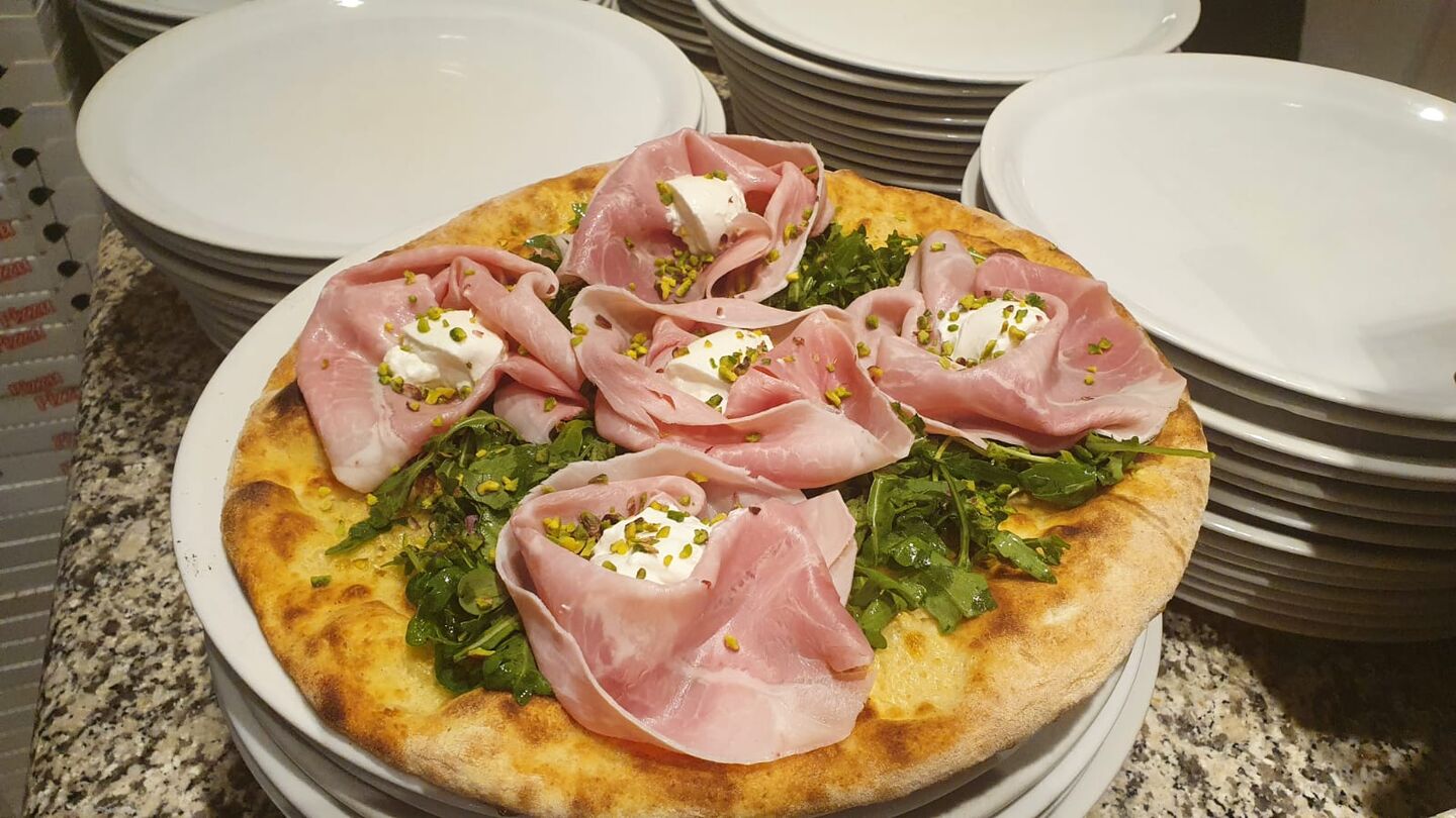 Pizza with prosciutto, burrata and rocket